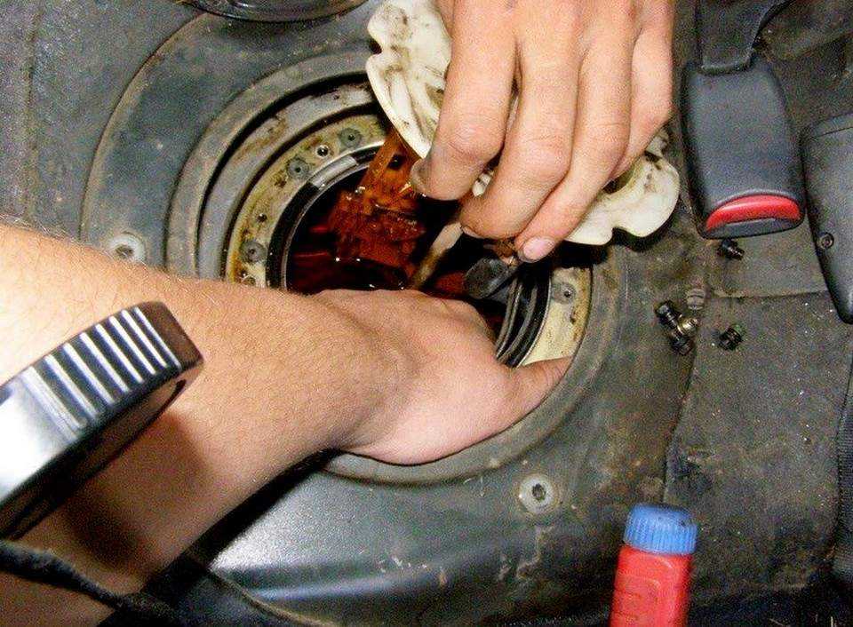 Как снять топливную на двигателе форд