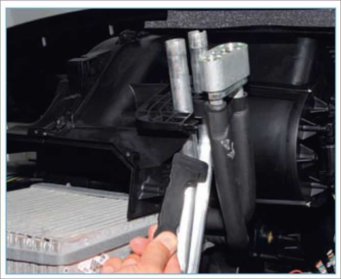 12.2. ford focus ii. снятие блока управления отопления, вентиляцией, кондиционированием. снятие вентилятора и регулятора скорости вращения электродвигателя вентилятора отопителя — «важно всем» - автотранспортный портал